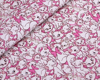 Puede incluir: Un fondo blanco con un patrón repetido de gatos de dibujos animados rosas y blancos. Los gatos llevan todos lazos rosas y tienen diferentes expresiones faciales.