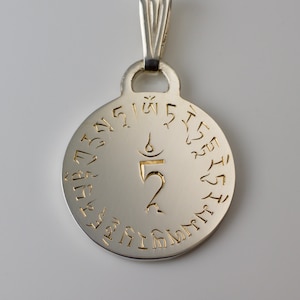 Colgante Mantra Tara Blanca - plata grabada a mano