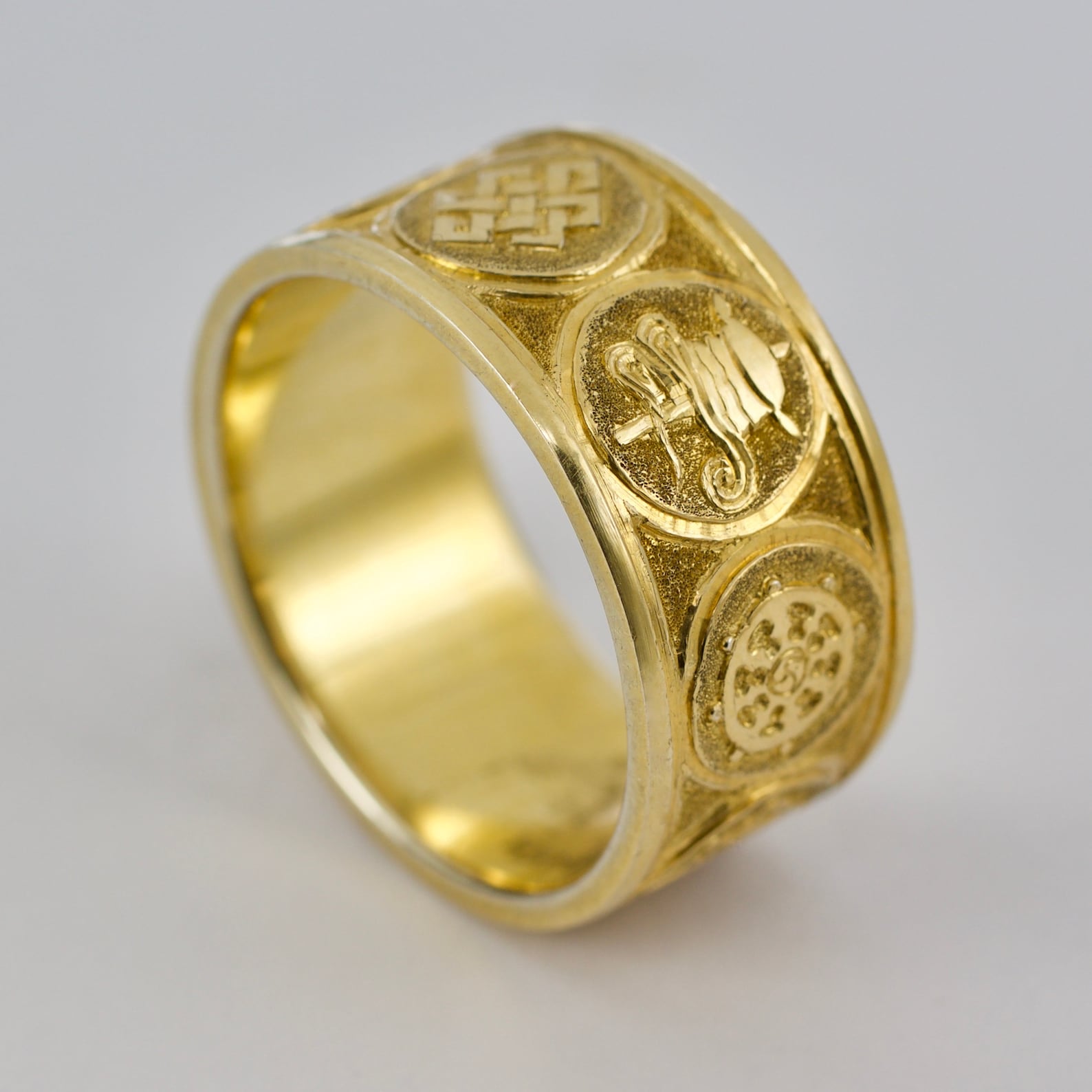 Bague en or aux huit symboles de bon augure