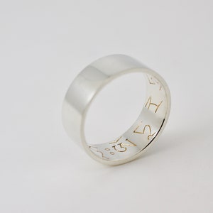 Anillo de oración: anillo ancho de plata con mantra de Tara grabado en el interior.
