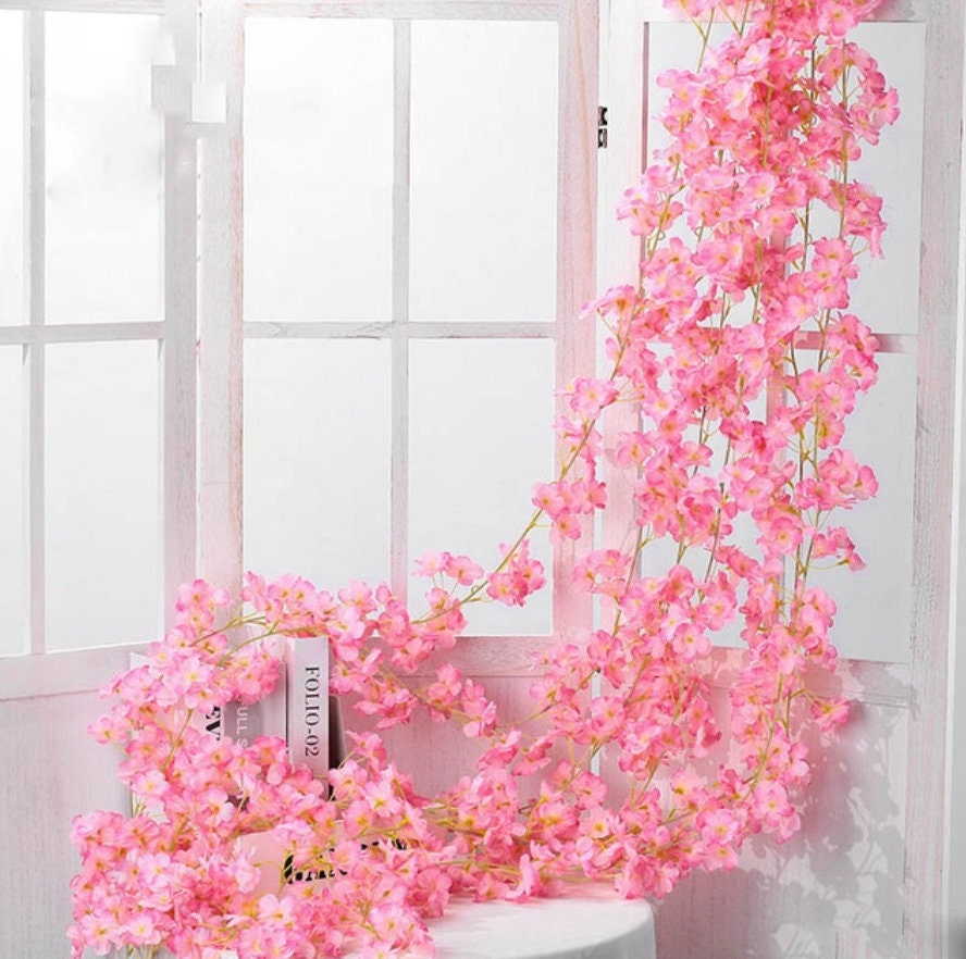 Feildoo 1PC 18 Heads Artificial Cherry Blossom Garland Hanging Vine with  Leaves, 90in Silk Garland Silk Artificial Flower Faux Sakura Garland for  Wedding Garden Arch Wall Home Party Décor, Rose Red 