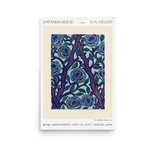 Könnte beinhalten: Eine Vintage-Illustration eines Blumenmusters mit blauen Blüten und grünen Blättern auf hellblauem Hintergrund. Der Titel "Samarkande" und der Name des Künstlers "E.A. Seguy" sind oben im Bild gedruckt. Der Text "COMPOSITIONS DANS LE GOUT ORIENTAL" ist unten im Bild gedruckt.