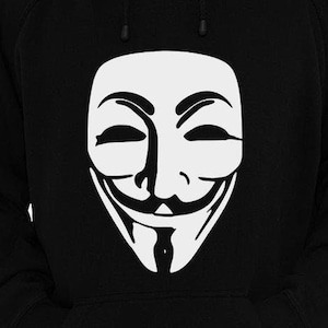 Pode incluir: Camisola de capuz preta com um gráfico branco da máscara do Anonymous.