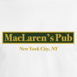 Puede incluir: Camiseta blanca con un gráfico verde y dorado que dice "MacLaren's Pub" y "New York City, NY".