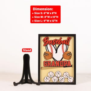 Peut inclure: Un coffret d'ombre sur le th&egrave;me du baseball avec le mot "Baseball" en script rouge. La bo&icirc;te comprend une balle de baseball, des gants et le mot "Grandpa". La bo&icirc;te contient des balles de baseball avec des noms et est livr&eacute;e avec un support noir.