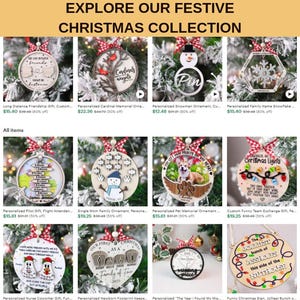 K&ouml;nnte beinhalten: Eine Auswahl an Weihnachtsbaumschmuck mit verschiedenen Designs, darunter Schneeflocken, Schneem&auml;nner und Gedenk-Ornamente f&uuml;r Haustiere. Die runden Ornamente aus Holz sind mit roten und wei&szlig;en B&auml;ndern zum Aufh&auml;ngen versehen. Texte wie "Christmas Lights" sind enthalten.