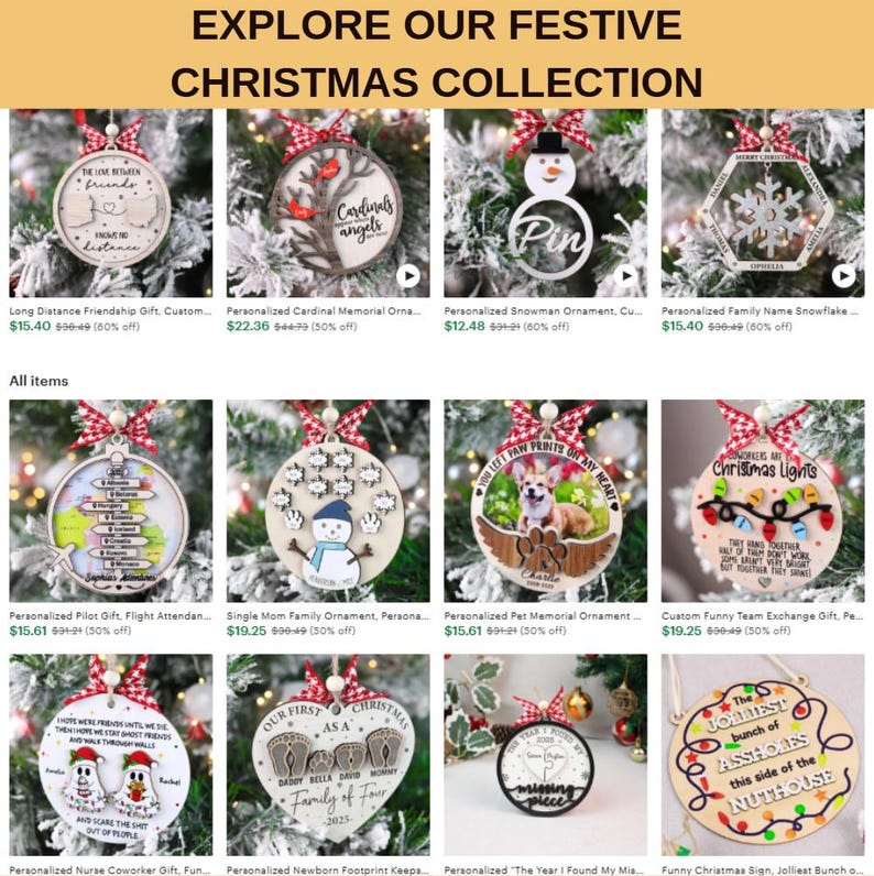 K&ouml;nnte beinhalten: Eine Auswahl an Weihnachtsbaumschmuck mit verschiedenen Designs, darunter Schneeflocken, Schneem&auml;nner und Gedenk-Ornamente f&uuml;r Haustiere. Die runden Ornamente aus Holz sind mit roten und wei&szlig;en B&auml;ndern zum Aufh&auml;ngen versehen. Texte wie "Christmas Lights" sind enthalten.