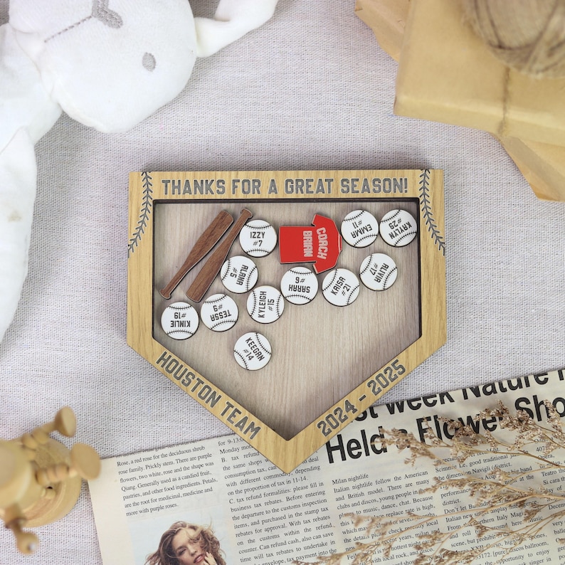 K&ouml;nnte beinhalten: Ein Baseball-Display aus Holz mit dem Text "THANKS FOR A GREAT SEASON!" und "HOUSTON TEAM 2024-2025." Es zeigt Baseb&auml;lle mit Spielernamen und -nummern, zwei Holzschl&auml;ger und ein rotes "COACH"-Schild.