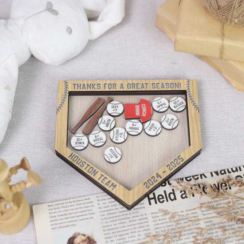 K&ouml;nnte beinhalten: Ein Baseball-Display aus Holz mit dem Text "THANKS FOR A GREAT SEASON!" und "HOUSTON TEAM 2024-2025". Es zeigt Baseb&auml;lle mit Namen und Nummern, zwei Holzschl&auml;ger und einen roten "COACH"-Pfeil.