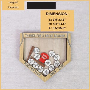 K&ouml;nnte beinhalten: Baseball-Display aus Holz in Form einer Homeplate. Es enth&auml;lt Miniatur-Baseb&auml;lle, Schl&auml;ger und ein rotes T-Shirt mit der Aufschrift "Coach Brian". Der Text lautet "Thanks for a Great Season!" und "Houston Team 2024-2025". Abmessungen: S: 8,9 cm x 8,9 cm, M: 11,4 cm x 11,4 cm, L: 14 cm x 14 cm.
