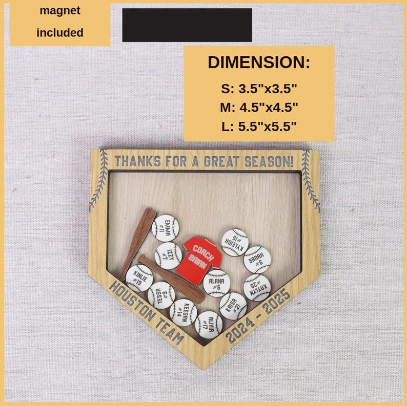 K&ouml;nnte beinhalten: Baseball-Display aus Holz in Form einer Homeplate. Es enth&auml;lt Miniatur-Baseb&auml;lle, Schl&auml;ger und ein rotes T-Shirt mit der Aufschrift "Coach Brian". Der Text lautet "Thanks for a Great Season!" und "Houston Team 2024-2025". Abmessungen: S: 8,9 cm x 8,9 cm, M: 11,4 cm x 11,4 cm, L: 14 cm x 14 cm.