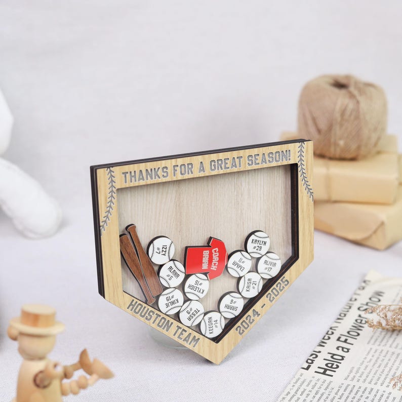 K&ouml;nnte beinhalten: Ein Baseball-Display aus Holz mit dem Text "THANKS FOR A GREAT SEASON!" und "HOUSTON TEAM". Es zeigt Baseb&auml;lle mit Namen und Nummern, zwei Schl&auml;ger und eine rote Trainerkarte. Der Rahmen ist hellbraun.