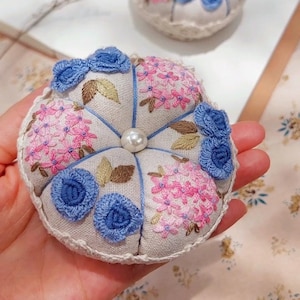 Spilla da balia ricamata Flower Garden, spilla da balia rotonda fatta a mano a forma di zucca, accessorio per spille, porta spille, decorazione per la stanza da cucito, regalo per lei