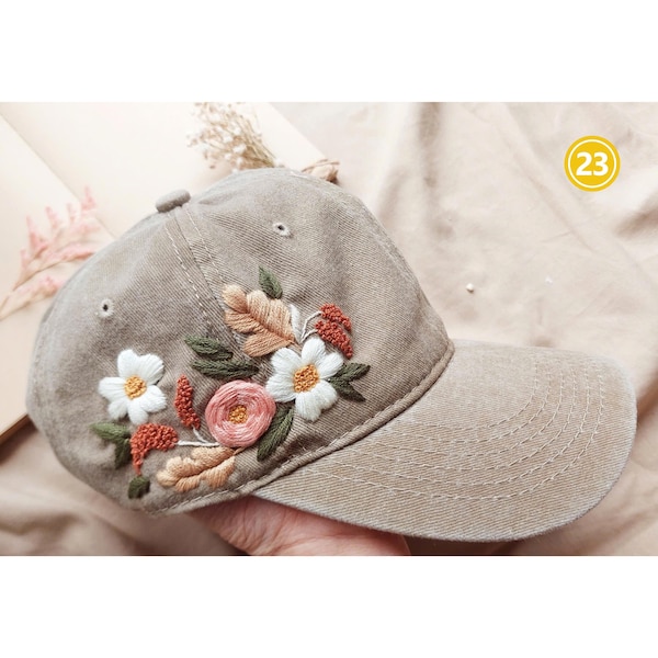 Pronto per la spedizione: cappello con ricamo a mano di lavanda e ape, berretto in denim viola, cappello floreale, berretto con fiori ricamati, cappello vintage da donna
