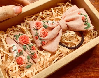Conjunto de laço bordado e prendedor de cabelo bordado, laço amarrado bordado à mão, laço com nome, presente de bebê personalizado, presente de bebê menina