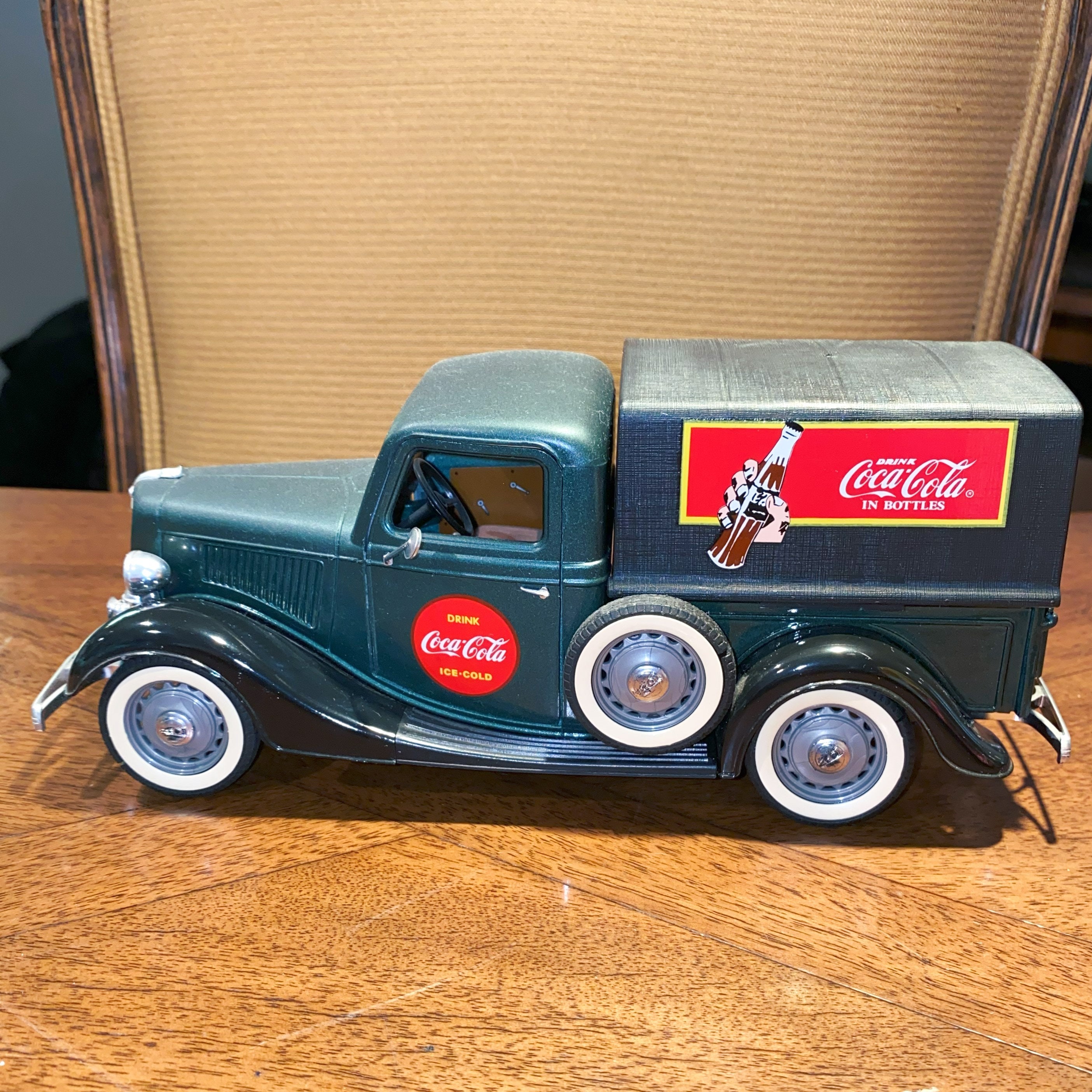 Coca-Cola  Ford V8 全長約23㎝　SOLIDO社　フランス製 Coca-Cola Ford V8 全長約23㎝ SOLIDO社 フランス製 - メルカリ
