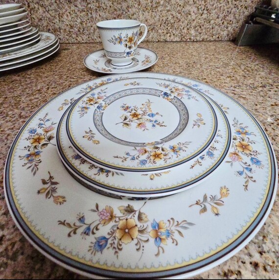 Vintage Mikasa Chippendale A-1 Fine Bone China Floral Design 20-pc