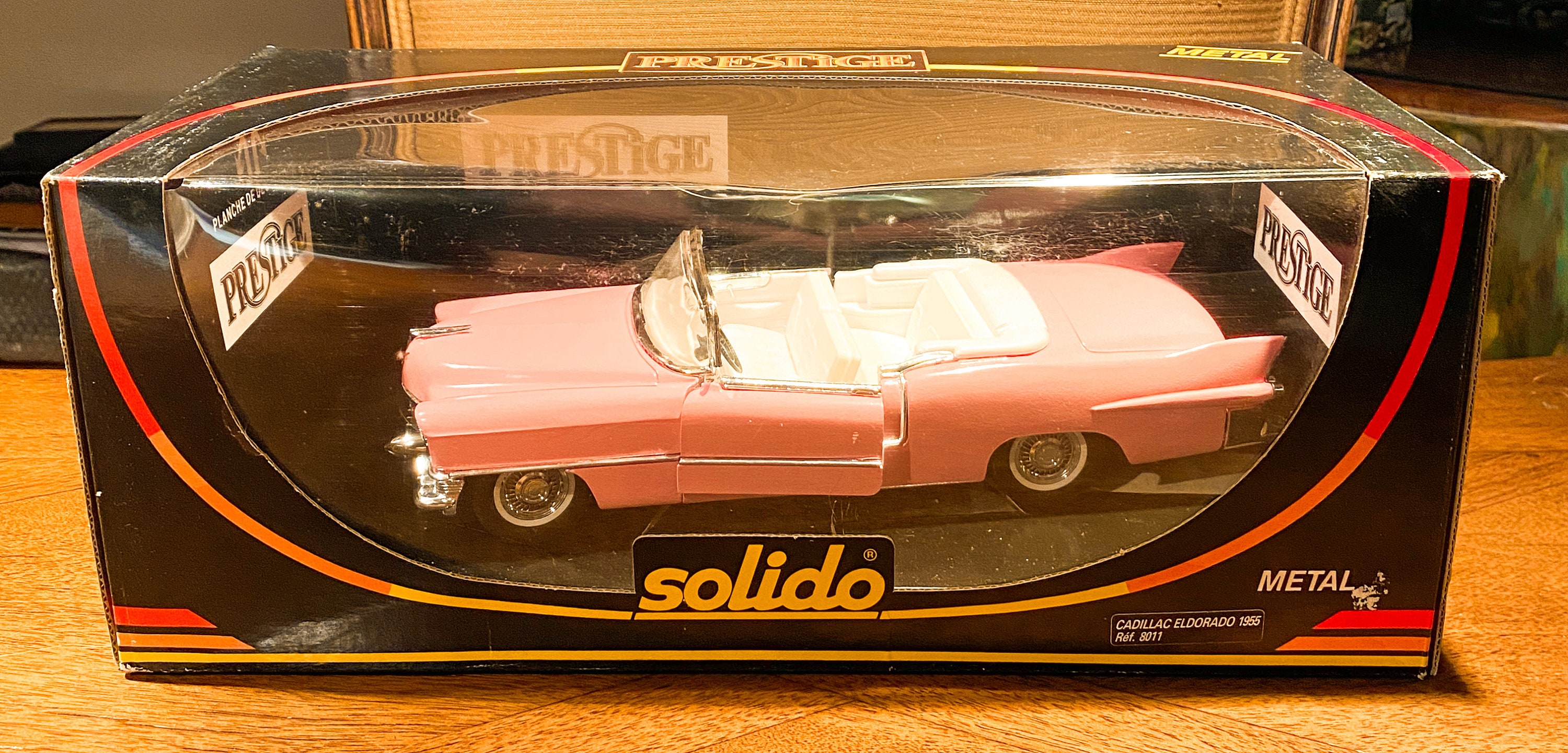 Cadillac Eldorado Cabriolet Prestige Solido 1955 rose à l'échelle 1:21,5 Réf. 8011 - France