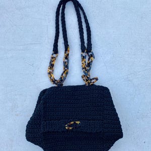 Cartera tejida a mano de Marilyn Pivnick, 23 cm de ancho x 18 cm de alto, correa de 30 cm