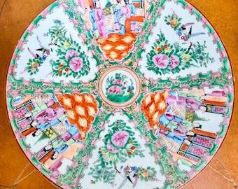 Plato de porcelana Famille Rose chino del siglo XIX con medallón de rosa, pintado a mano, 34 cm de diámetro.