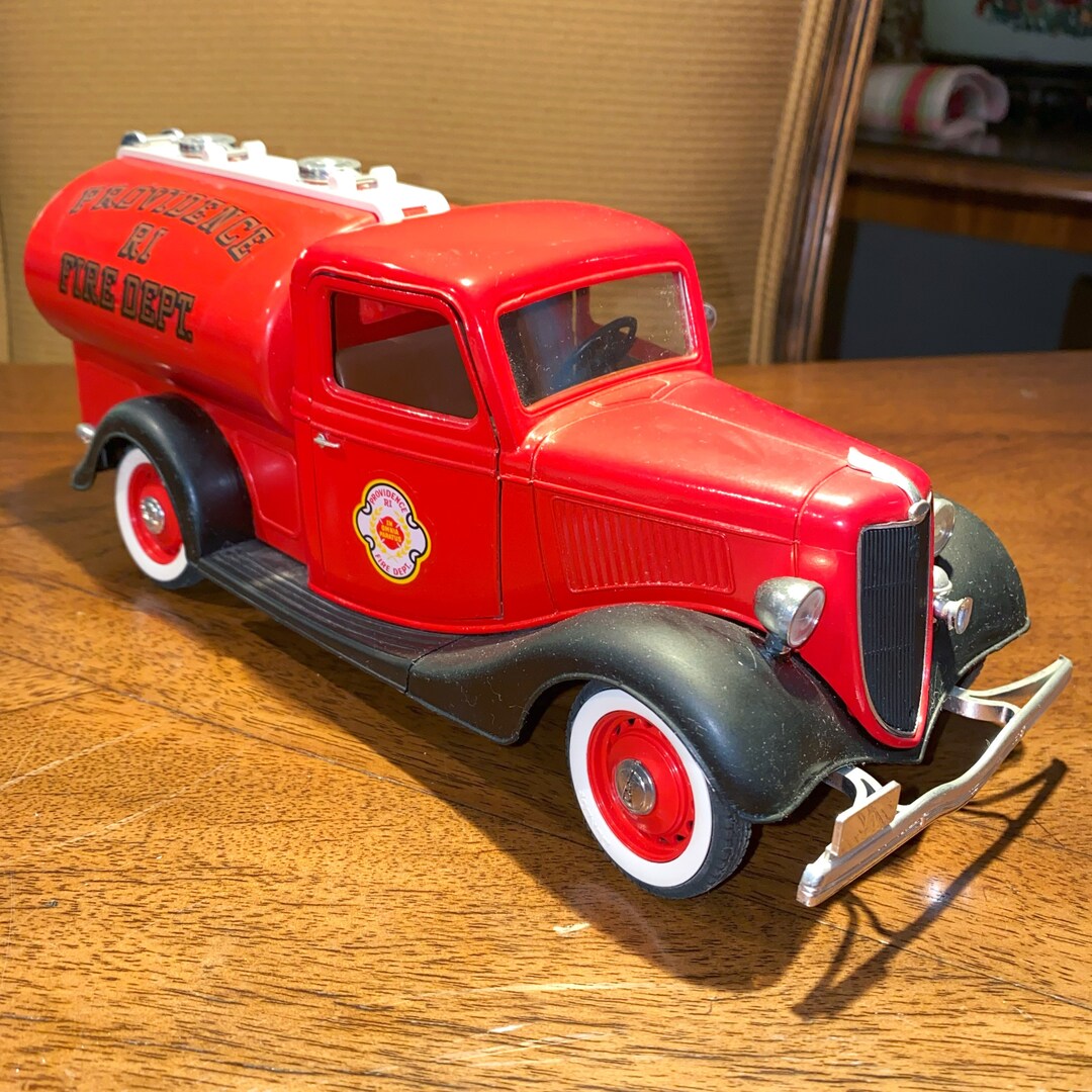 Camion miniature Solido Ford V8 Pick Up 1936 Beck’s rouge et blanc échelle 1/19