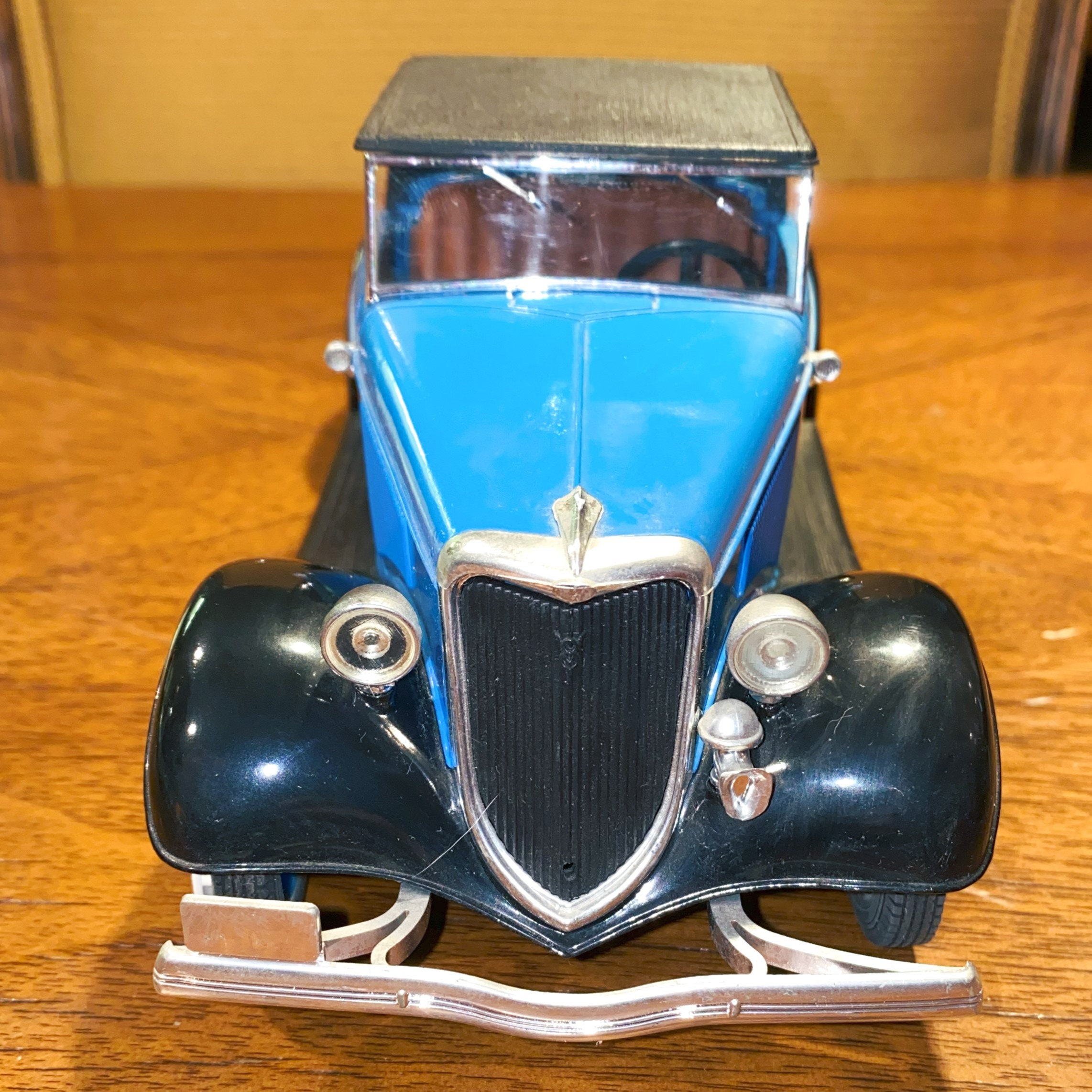 Solido Ford V8 Roadster 1934 Sky Blue & Black Model Car 1/19 Scale