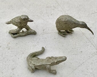 Lote de 3 figuras en miniatura de caimán, kiwi y cucaburra de peltre vintage