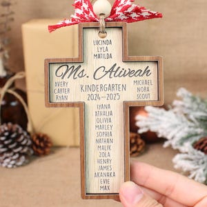 Adorno de cruz con nombre de profesor personalizado, adorno navideño con nombre de lista de clase, recuerdo de fin de año, regalo navideño religioso, decoración del aula