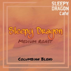 Może przedstawiać: Brązowe i pomarańczowe tło akwarelowe z białą kwadratową ramką. Tekst "Sleepy Dragon Cafe'" znajduje się w prawym g&oacute;rnym rogu. Tekst "Sleepy Dragon" znajduje się w środku obrazu. Tekst "Medium Roast" znajduje się pod tekstem "Sleepy Dragon". Tekst "Columbian Blend" znajduje się pod tekstem "Medium Roast". Tekst "#coffeegross" znajduje się na dole obrazu.