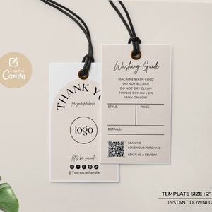 Puede incluir: Una etiqueta de agradecimiento beige con un logotipo circular y el texto "Gracias por su compra". La etiqueta también incluye iconos de redes sociales y el texto "¡Seamos sociales!" y "@Yoursocialhandle". Una etiqueta beige separada incluye el texto "Guía de lavado" e instrucciones para lavar, secar y planchar. La etiqueta también incluye un espacio para el estilo, los detalles y el precio. Un código QR se incluye con el texto "Escanéame, Ama tu compra, ¡Déjanos una reseña!" El texto "Tamaño de la plantilla: 2" x 3,5" Descarga instantánea" está en la parte inferior de la imagen.