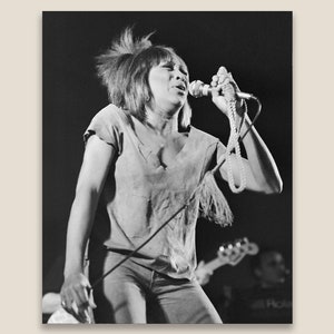 Tina Turner występująca na żywo na koncercie, sierpień 1982. Odrestaurowane czarno-białe zdjęcie vintage. Odbitka w jakości muzealnej.