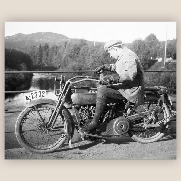 Road Trip, Anfang 1920er Jahre. Motorrad Harley Davidson. Restauriertes Schwarz-Weiß-Vintage-Foto. Museums-Qualitätsdruck