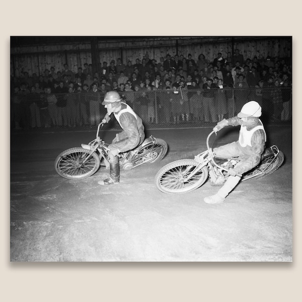 Speedway Motorrad-Rennen, aufgenommen im Oktober 1951. Restauriertes Vintage Schwarz-Weiß-Foto. Museums-Qualitätsdruck.