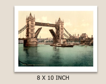 Die Tower Bridge, London, in geöffneter Position. Reproduktion eines photochromen Drucks aus den 1890er Jahren. Gedruckt auf Fine Art Papier in Museumsqualität.