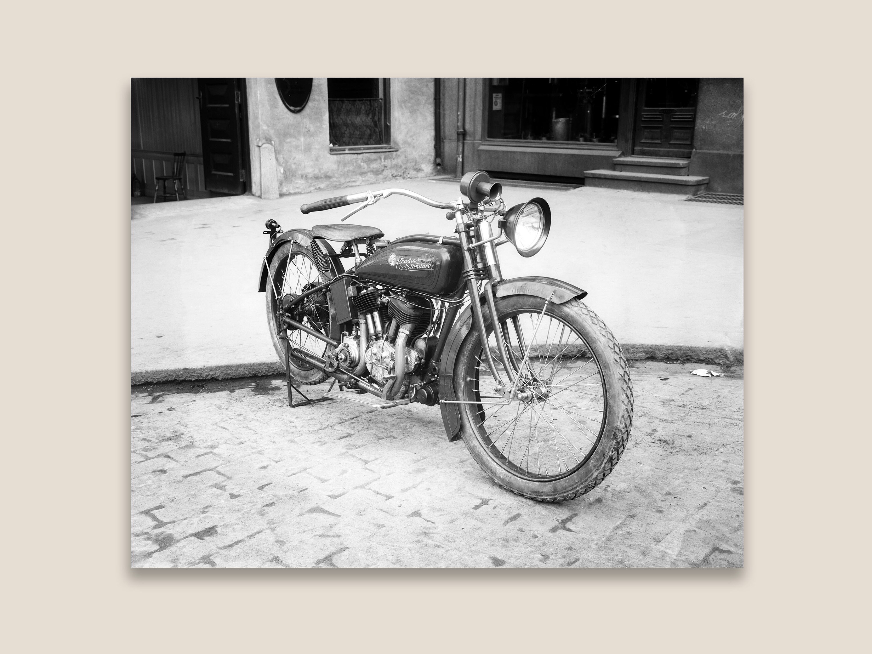 Motocicleta clásica Reading Standard de los años 20. Fotografía vintage  restaurada en blanco y negro, impresión giclée de primera calidad. - Etsy  México, image size:3000x2250