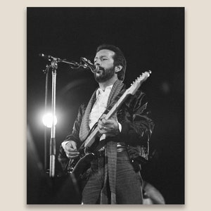 Eric Clapton in Concert, Foto von einer weiteren Ticket-Tournee, Oktober 1981. Restauriertes vintage Schwarz-Weiß-Foto. Druck in Museumsqualität.