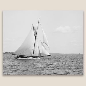 Yacht a vela Cenerentola in mare. Foto d'epoca restaurata di fine '800, stampata su carta di qualità da galleria. Stampa giclée di barca a vela.