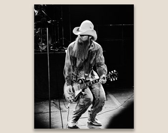 Billy Gibbons, ZZ Top sur scène lors d'un concert en 1981. Photo vintage en noir et blanc restaurée, imprimée en qualité musée.