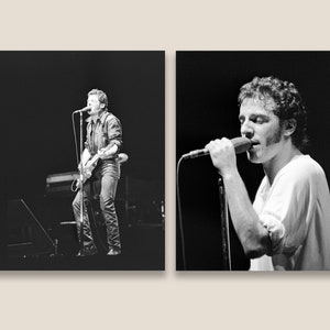 Puede incluir: Dos fotografías en blanco y negro de un músico actuando en el escenario. Una lo muestra tocando la guitarra y cantando en un micrófono. La otra es un primer plano de él cantando en un micrófono.