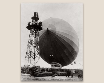 Graf zeppelin-afdruk: gerestaureerde vintage sepia luchtschipfoto