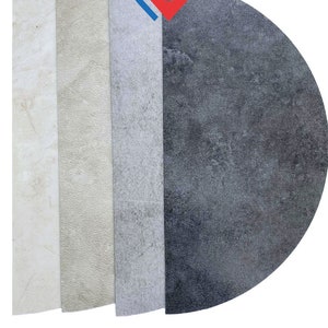 Op de afbeelding: Vier verticale panelen naast elkaar geplaatst, met een verloop van texturen en kleuren van gebroken wit tot donker antracietgrijs. De tekst FABRIQUÉ EN FRANCE staat in het zwart links, met daarboven een rood en blauw locatie-icoon.