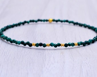 Pulsera elástica de malaquita delicada: mini piedra preciosa verde facetada