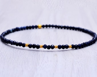 Pulseira elástica com pequena safira azul, em prata de lei, ouro amarelo ou rosé, joia delicada com efeito degradê, pedra do mês de setembro.