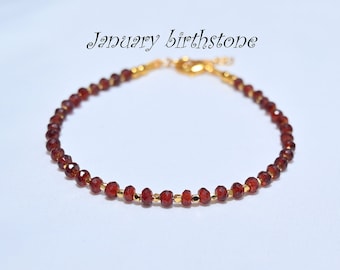 Bracciale con perline di granato, placcato oro, pietra portafortuna di gennaio.