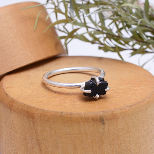 Anillo de turmalina negra / Anillo de turmalina cruda / Joyería de piedra áspera natural / Anillo hecho a mano / Anillo boho / Piedra de nacimiento de octubre / Regalo para niñas