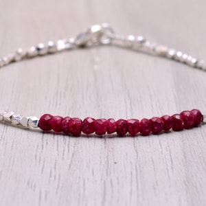 Pulsera de rubí AAA, joyería de rubí, piedra de nacimiento de julio. Pulsera de piedras preciosas, chapada en oro o plata de ley, regalo para ella, regalo para el Día de la Madre.