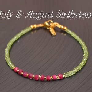 Könnte beinhalten: Ein filigranes Armband mit hellgrünen und roten Edelsteinen. Das Armband ist mit goldfarbenen Perlen und einem Verschluss versehen. Der Text "July & August birthstone" ist oben im Bild zu sehen.