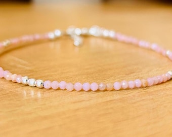 Pulsera de ópalo rosa AAA, pulsera de cuentas de piedras preciosas rosas pequeñas, plata esterlina o relleno de oro, pulsera apilable de piedras preciosas, piedra natal de octubre