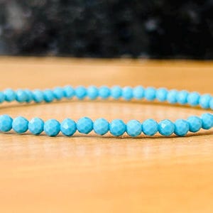 PULSEIRA TURQUESA PEQUENA 2,5 MM • Pedra do mês de dezembro • Sagitário Capricórnio • Pulseira delicada presente empilhável elástica resistente à água •