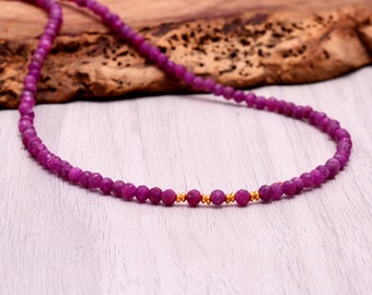 Delicata collana con perline di rubino in argento sterling, placcato oro o oro rosa, lunghezza personalizzabile, elegante girocollo con pietre preziose o collana lunga da indossare a strati.